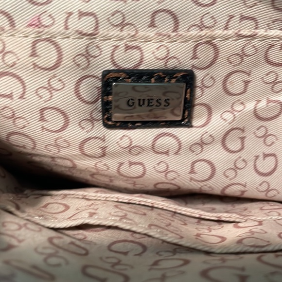 Guess leather handbag. 2 outside pocket and 3 inside pockets - Picture 5 of 5